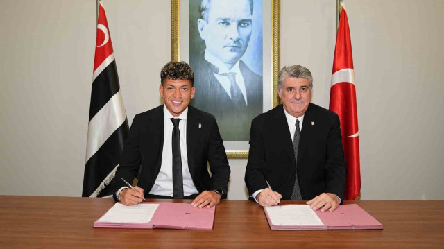 Elan Ricardo imzayı atarken başkan Serdal Adalı da yanında yer aldı.