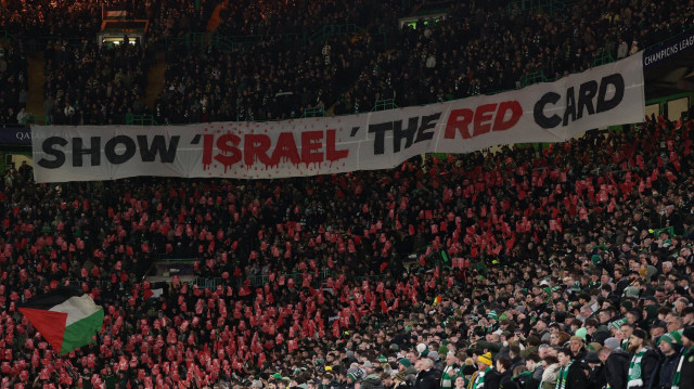 "Show Israel The Red Card" (İsrail'e kırmızı kart göster) 