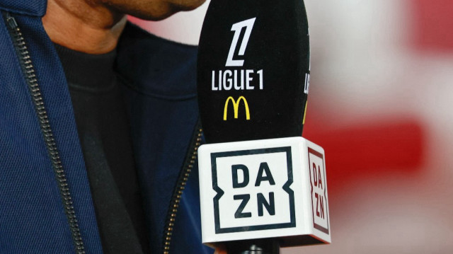 Un journaliste tient un micro de la plateforme britannique de streaming sportif et de divertissement DAZN, qui diffuse la Ligue 1, le 1er septembre 2024.