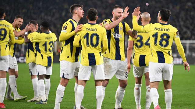 Fenerbahçe oyuncuları Edin Dzeko'nun (9) attığı golün ardından sevinç yaşadı.