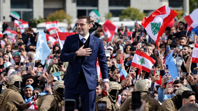 Saad Hariri, ancien Premier ministre libanais et fils du défunt Premier ministre Rafic Hariri, salue ses partisans à son arrivée pour prononcer un discours marquant les 20 ans de l'assassinat de son père, sur la place des Martyrs à Beyrouth, le 14 février 2025.
