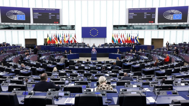 Cette résolution du Parlement européen intervient alors que les rebelles du M23 poursuivent leur progression dans les provinces du Nord-Kivu et du Sud-Kivu, malgré la riposte annoncée par Kinshasa et le cessez-le-feu déclaré unilatéralement par les rebelles, "pour des raisons humanitaires".
