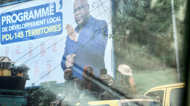 Des soldats des Forces armées de la République démocratique du Congo (FARDC) sont assis sur le toit d'un véhicule circulant dans les rues de Bukavu, le 14 février 2025. L'intensification du conflit dans l'est de la République démocratique du Congo (RDC) fait craindre une guerre régionale. Plusieurs des neuf pays voisins de la RDC, ainsi que l'Afrique du Sud, ont déjà une présence militaire sur le terrain. Depuis 30 ans, les conflits successifs dans l'est de la RDC ont transformé le cœur de la région des Grands Lacs africains en une poudrière prête à s'enflammer.