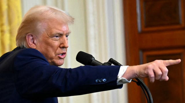 Le président américain Donald Trump répond aux questions lors d'une conférence de presse, dans la salle Est de la Maison Blanche à Washington, DC, le 13 février 2025.