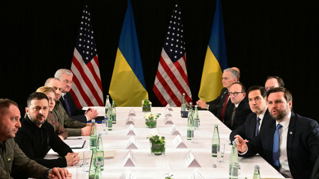 Le vice-président américain JD Vance (à droite), le secrétaire d'État américain Marco Rubio (2e à droite) et le président ukrainien Volodymyr Zelensky (2e à gauche) se rencontrent en marge de la 61e Conférence de Munich sur la sécurité (MSC) à Munich, dans le sud de l'Allemagne, le 14 février 2025.