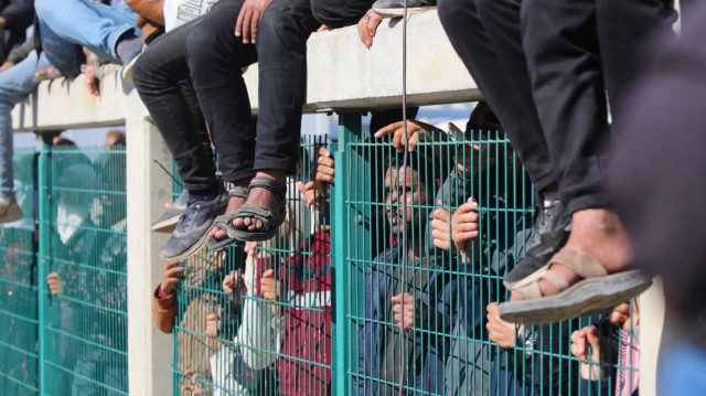 Des personnes attendent l'arrivée d'anciens prisonniers palestiniens, libérés dans le cadre du sixième échange d'otages et de prisonniers, à l'hôpital européen de Khan Yunis, dans le sud de la bande de Gaza, le 15 février 2025. 