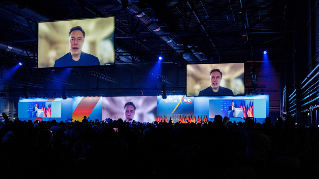 Le milliardaire et homme d'affaires américain Elon Musk est vu sur plusieurs écrans géants alors qu'Alice Weidel, co-dirigeante du parti d'extrême droite Alternative pour l'Allemagne (AfD), prend la parole lors d'un rassemblement de campagne électorale à Halle, dans l'est de l'Allemagne, le 25 janvier 2025.