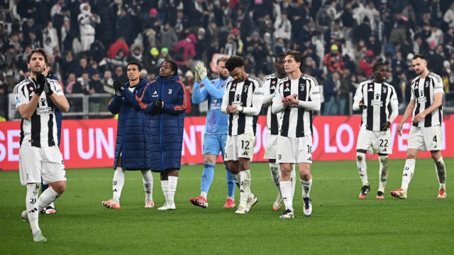 Les joueurs de la Juventus célèbrent leur victoire à la fin du match de football de Serie A entre la Juventus et l'Inter Milan au stade Allianz de Turin, le 16 février 2025.