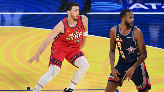 Chase Center'da oynanan yarı final maçında Chuck's Global Stars ve Kenny's Young Stars takımları karşı karşıya geldi. Karşılaşmada, Chuck's Global Stars takımından Alperen Şengün (solda) de forma giydi.