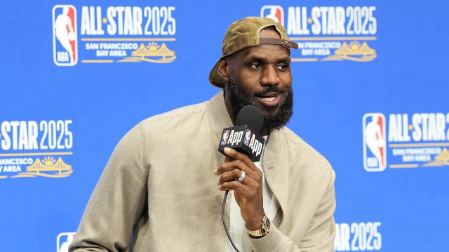 LeBron James, n°23 des Los Angeles Lakers, s'adresse aux médias lors d'une conférence de presse pendant le 74e NBA All-Star Game au Chase Center, le 16 février 2025 à San Francisco.