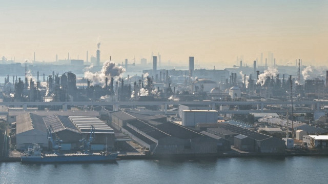 L’objectif doit être atteint avant mars 2036, à la fin de l’année budgétaire 2035. Tokyo vise aussi une réduction de 73 % des émissions d’ici 2040, toujours par rapport à 2013. 