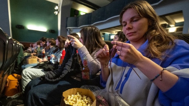 "Tricot-ciné", une tendance où cinéphiles et tricoteurs se rassemblent dans les cinémas de Vienne pour allier plaisir cinématographique et créativité, tout en combattant la solitude numérique.