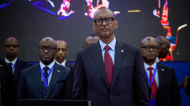 Le président du Rwanda, Paul Kagame (C), assiste au sommet régional extraordinaire entre les chefs d'État de la Communauté de développement de l'Afrique australe (SADC) et de la Communauté de l'Afrique de l'Est (EAC) au State House à Dar es Salaam, le 8 février 2025.