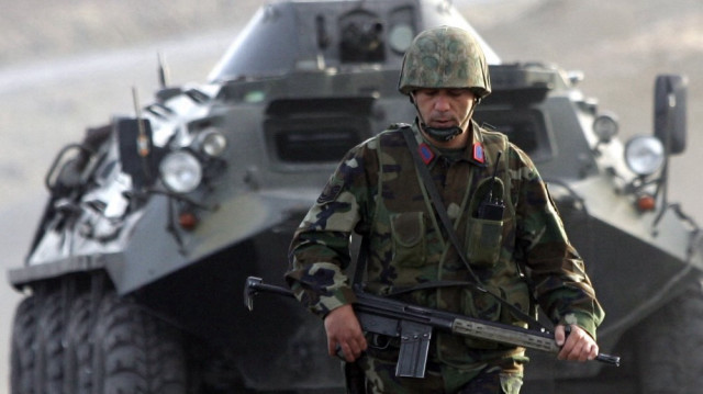 Un soldat turc patrouille sur une route près de la frontière entre la Turquie et l'Irak dans la province principalement kurde de Sirnak, dans le sud-est du pays, le 24 février 2008.