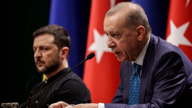 Le président turc Recep Tayyip Erdogan (D) et le président ukrainien Volodymyr Zelensky (G) participent à une conférence de presse conjointe au complexe présidentiel d'Ankara, le 18 février 2025.