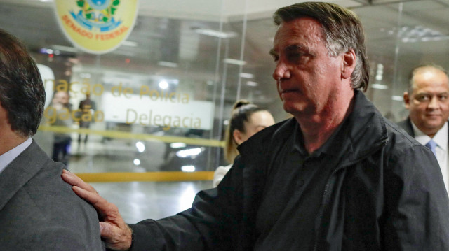 L'ancien président du Brésil Jair Bolsonaro arrive au Sénat fédéral pour déjeuner avec les dirigeants des partis d'opposition à Brasilia, le 18 février 2025.