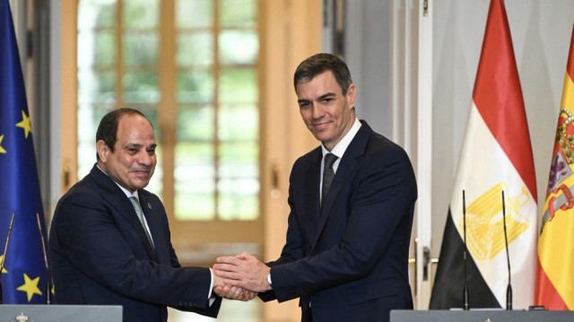 Le président égyptien Abdel Fattah al-Sisi (G) serre la main du Premier ministre espagnol Pedro Sanchez après des déclarations conjointes et une cérémonie de signature d'accords bilatéraux au Palais de la Moncloa à Madrid, le 19 février 2025.