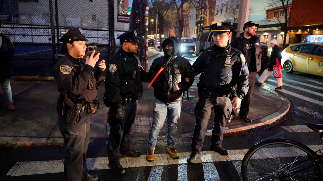 La police de New York arrête un manifestant lors d'un rassemblement demandant l'abolition de l'US Immigration and Customs Enforcement (ICE) et des politiques d'immigration du président Donald Trump, à New York, le 13 février 2025. 