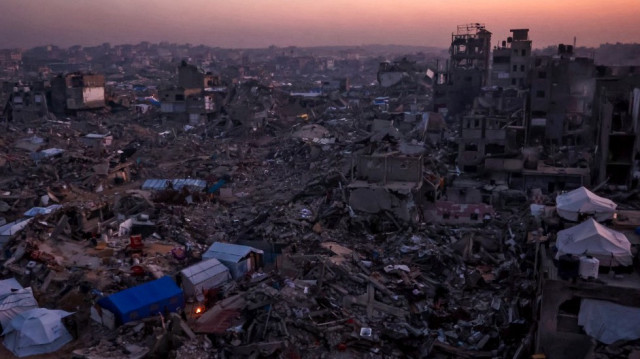 Des tentes appartenant à des Palestiniens sont visibles au milieu des décombres de bâtiments détruits à Jabalia, dans le nord de la bande de Gaza, le 18 février 2025.