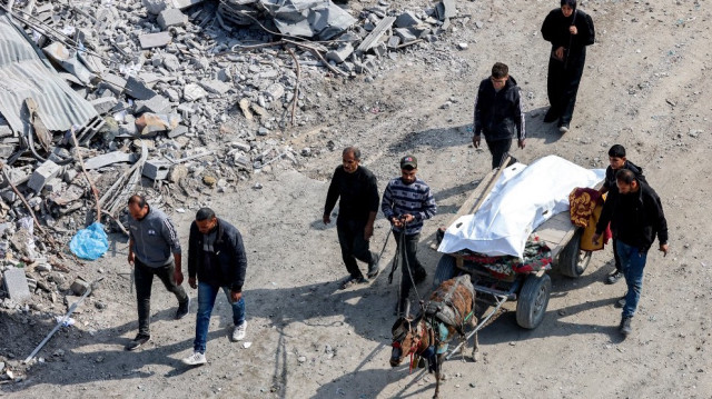 Le corps d'une personne décédée est transporté sur une charette à Beit Lahia, dans le nord de la bande de Gaza, le 20 janvier 2025.
