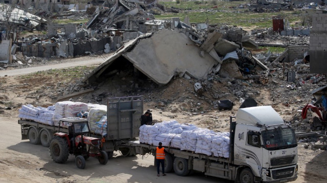  Un camion chargé d'aide humanitaire arrive à Rafah, dans le sud de la bande de Gaza, après être passé par le point de passage de Kerem Shalom, le 18 février 2025.