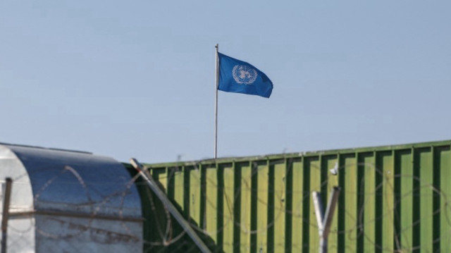 Le drapeau des Nations Unies flotte sur le bureau de l'Office de secours et de travaux des Nations Unies pour les réfugiés de Palestine dans le Proche-Orient (UNRWA) à Jérusalem le 29 janvier 2025.
