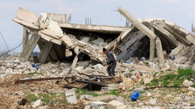 Un homme vérifie les décombres d'une maison détruite lors de la récente guerre entre Israël et le Hezbollah, dans le village d'al-Jibbain, dans le sud du Liban, le 31 janvier 2025.