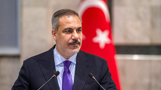 Le ministre turc des Affaires étrangères, Hakan Fidan, donne une conférence de presse conjointe avec son homologue irakien après leur rencontre à Bagdad, le 26 janvier 2025.