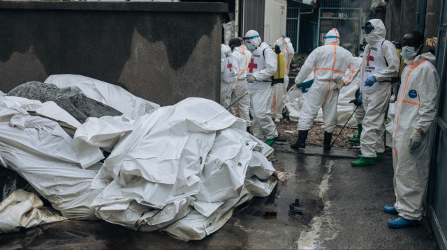 Des membres de la Croix-Rouge congolaise désinfectent des sacs mortuaires à la morgue de l'hôpital général de Goma, le 1er février 2025. Le groupe M23, soutenu par le Rwanda, progresse vers le sud dans l'est de la République démocratique du Congo, riche en minerais, alors que les Nations unies annoncent que l'escalade du conflit a fait au moins 700 morts en moins d'une semaine. Le M23 s'est emparé de Goma, centre commercial vital de l'est, après d'intenses combats cette semaine, et a promis de marcher jusqu'à la capitale de la République démocratique du Congo.