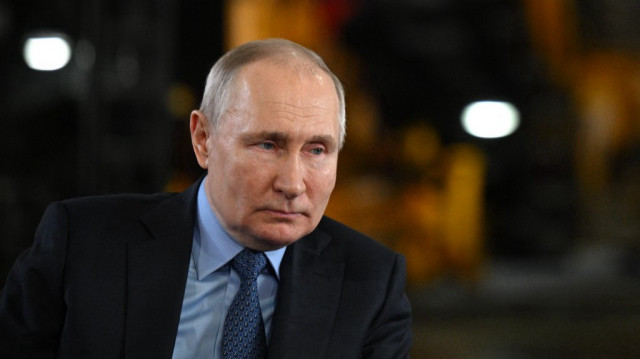 Le président russe Vladimir Poutine rencontre des ouvriers lors de sa visite de l'usine Tulazheldormash, première entreprise russe de construction de machines, à Toula, le 4 avril 2023.