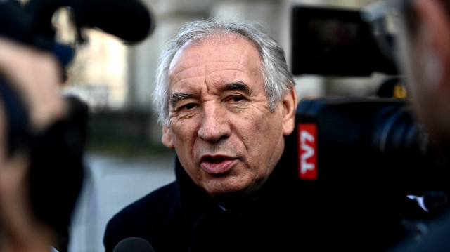 Le Premier ministre français François Bayrou s'adresse à la presse après la cérémonie d'enterrement de l'ancien maire de Bordeaux Nicolas Florian à Bordeaux, dans le sud-ouest de la France, le 31 janvier 2025. Nicolas Florian, membre du parti LR et maire de Bordeaux de 2019 à 2020, alors présenté comme le successeur d'Alain Juppé, est décédé le 26 janvier 2025 à l'âge de 55 ans dans un hôpital de la ville, une mort "brutale" qui a suscité une grande émotion.