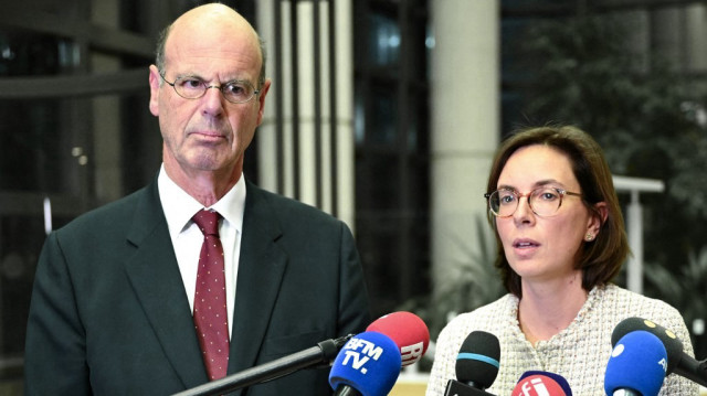Le ministre français de l'Économie, des Finances et de la Souveraineté industrielle et numérique, Eric Lombard, et la ministre française en charge des Comptes publics, Amélie de Montchalin, s'adressent aux journalistes après les consultations du ministre avec les représentants des partis politiques en vue de la loi de finances 2025, au ministère de l'Économie et des Finances à Paris, le 10 janvier 2025.