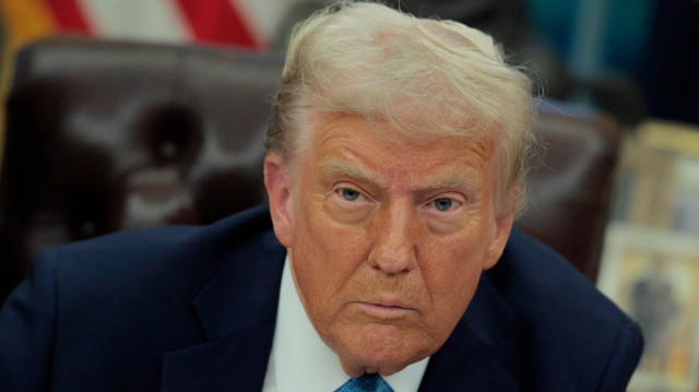Le président américain Donald Trump s'adresse à la presse après avoir signé un décret dans le bureau ovale de la Maison Blanche à Washington, DC, le 31 janvier 2025. Donald Trump impose des droits de douane élevés aux principaux partenaires commerciaux des États-Unis, à savoir le Canada, le Mexique et la Chine, tout en réduisant les droits de douane sur les importations d'énergie du Canada, a déclaré la Maison Blanche le 1er février 2025. Washington imposera un prélèvement de 25 % sur les importations en provenance du Canada et du Mexique, avec un taux de 10 % sur les ressources énergétiques canadiennes, jusqu'à ce que les deux pays collaborent avec les États-Unis en matière de trafic de drogue et d'immigration. Les produits en provenance de Chine, a déclaré la Maison Blanche, seront frappés de droits de douane de 10 %.
