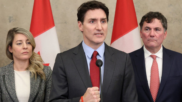 Le Premier ministre canadien Justin Trudeau s'exprime, entouré de la ministre des Affaires étrangères Mélanie Joly (à gauche) et du ministre des Finances et des Affaires intergouvernementales Dominic LeBlanc, lors d'une conférence de presse tenue le 1er février 2025 sur la Colline du Parlement à Ottawa, Canada. Le Canada ripostera aux droits de douane américains en prélevant lui-même 25 % sur certains produits américains, a déclaré le Premier ministre Justin Trudeau le 1er février. "Le Canada répondra à l'action commerciale des États-Unis en imposant des droits de douane de 25 % sur des produits américains d'une valeur de 155 milliards de dollars canadiens (106 milliards de dollars)", a-t-il déclaré sur un ton dramatique, tout en mettant en garde contre une rupture des liens de longue date entre le Canada et les États-Unis.