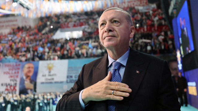 Le président turc Recep Tayyip Erdogan lors de sa montée en scène au congrès d'Izmir de son parti, le parti de la justice et du développement (AK Parti), le 1er février 2025. 