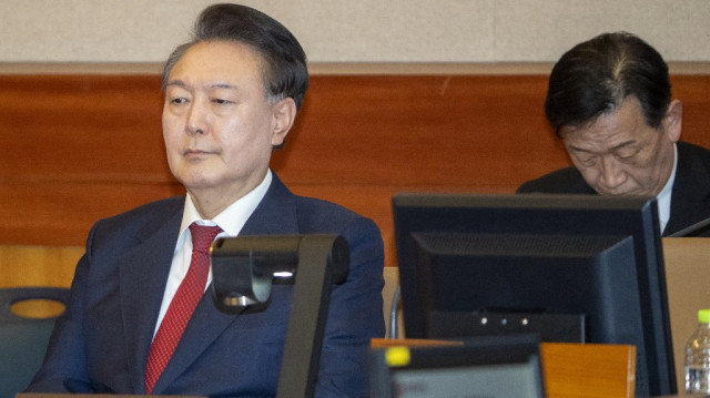 Le président sud-coréen Yoon Suk Yeol (G) assiste à la dixième audience de son procès en destitution pour l'éphémère imposition de la loi martiale à la Cour constitutionnelle de Séoul, le 20 février 2025.