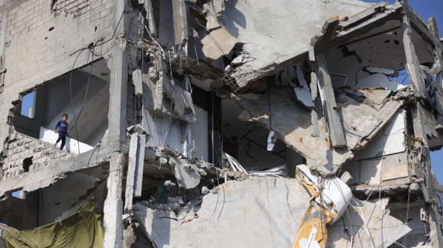 Un jeune Palestinien descend les escaliers d'un bâtiment détruit à Jabalia, dans le nord de la bande de Gaza, le 17 février 2025.