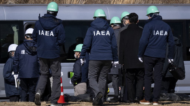 Une délégation de l'Agence internationale de l'énergie atomique (AIEA) quitte le site après avoir inspecté l'installation de stockage provisoire où la terre contaminée par l'accident nucléaire de 2011 est gérée et traitée, dans la ville d'Okuma de la préfecture de Fukushima, le 19 février 2025.