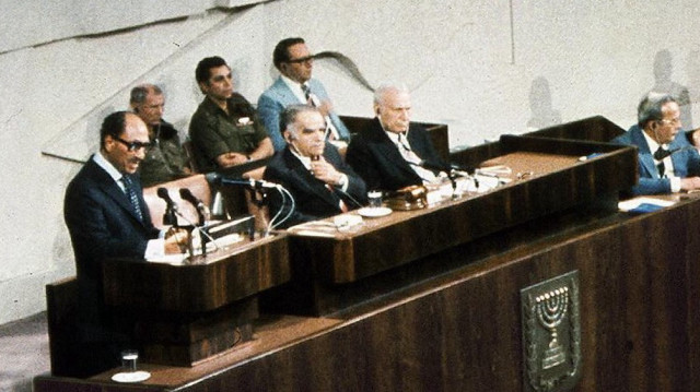 Photo prise le 20 novembre 1977 du président égyptien Anouar al-Sadate prononçant un discours au parlement israélien lors de sa visite historique en Israël.