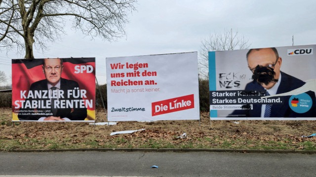 Des panneaux d'affichage avec des affiches de campagne électorale (de gauche à droite) du Parti social-démocrate (SPD) avec son principal candidat, le chancelier Olaf Scholz, du parti de gauche "Die Linke" et une affiche dégradée du parti de l'Union chrétienne-démocrate (CDU) avec son principal candidat Friedrich Merz sont photographiés à Dortmund, dans l'ouest de l'Allemagne, le 20 février 2025, à l'approche des élections législatives prévues pour le 23 février 2025. 