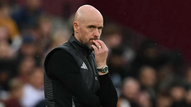 L'entraîneur néerlandais de Manchester United, Erik ten Hag, gesticule sur la ligne de touche lors du match de Premier League entre West Ham United et Manchester United au London Stadium, à Londres, le 27 octobre 2024.