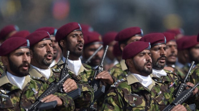 Des troupes pakistanaises du Special Services Group (SSG) défilent lors de la parade militaire de la journée du Pakistan à Islamabad, le 23 mars 2018.