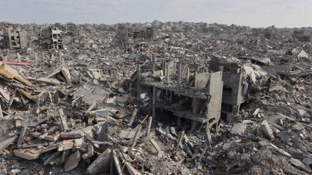 Cette vue aérienne montre des Palestiniens déplacés vérifiant les ruines d'une maison à leur retour dans le camp de réfugiés de Jabalia, dévasté par la guerre, dans le nord de la bande de Gaza, le 19 janvier 2025.