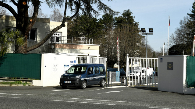 Un véhicule de police quitte le commissariat de Pau, dans le sud-ouest de la France, le 20 février 2025.