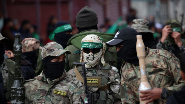Des combattants palestiniens des Brigades Ezzedine al-Qassam, la branche armée du Hamas, participent à la procession funéraire de Marwan Issa, un haut commandant du Hamas tué en mars 2024.