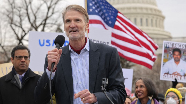 Chris Milligan, ancien conseiller à l'Agence américaine pour le développement international, s'adresse à un rassemblement avec des collègues actuels et anciens et leurs partisans devant le Capitole des États-Unis le 5 février 2025 à Washington, DC.