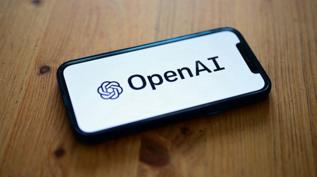 Un smartphone affichant le logo du laboratoire de recherche en intelligence artificielle OpenAI.