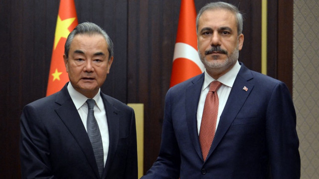 Le ministre turc des Affaires étrangères, Hakan Fidan (D) et le ministre des Affaires étrangères de la Chine, Wang Yi.