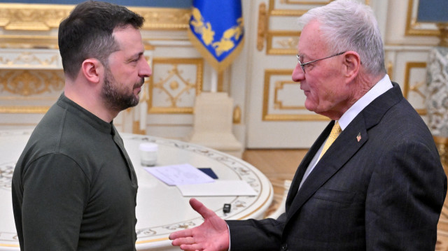 Le président ukrainien Volodymyr Zelensky (à gauche) accueille l'envoyé spécial des États-Unis pour l'Ukraine, Keith Kellogg, dans ses bureaux à Kiev, le 20 février 2025, dans le contexte de l'invasion russe de l'Ukraine. 
