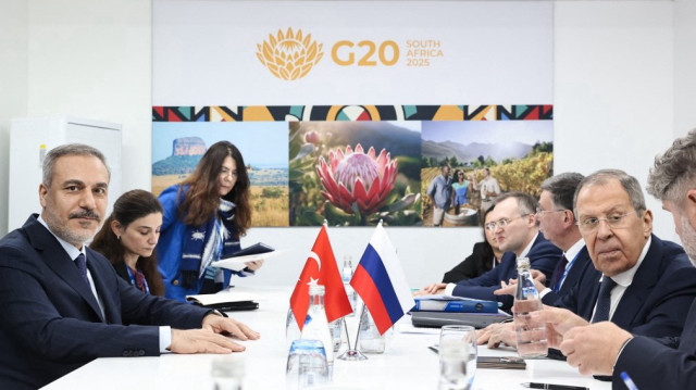 Sur cette photo prise le 20 février 2025 et diffusée par le ministère russe des Affaires étrangères, le ministre russe des Affaires étrangères, Sergei Lavrov, rencontre le ministre turc des Affaires étrangères, Hakan Fidan, en marge de la réunion des ministres des Affaires étrangères du G20 à Johannesburg.